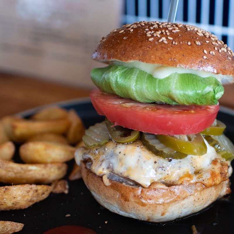 2種のチーズと2種の漬物バーガー(マルハチバーガースタンド)