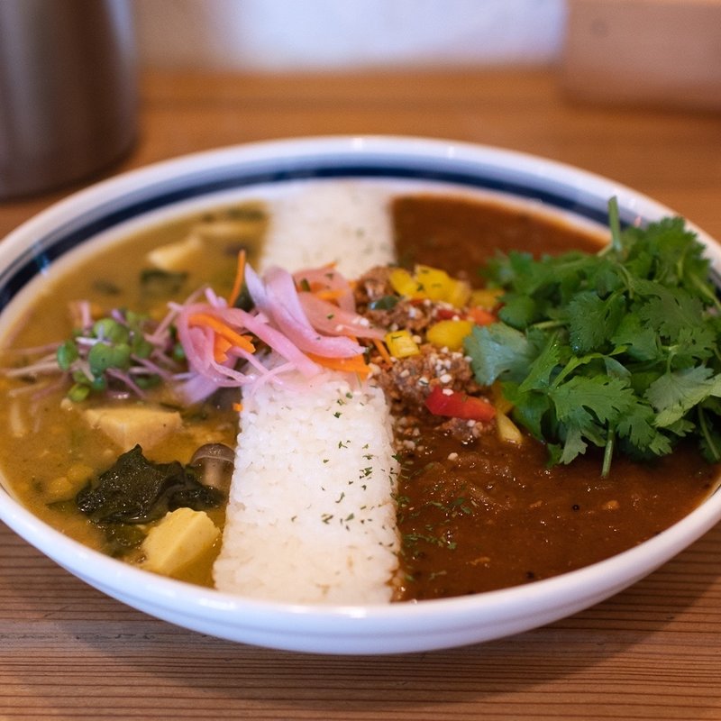 3種の鶏肉のチキンカレー と 厚あげと小松菜の豆カレー のあいがけ(スパイス スエヒロ)