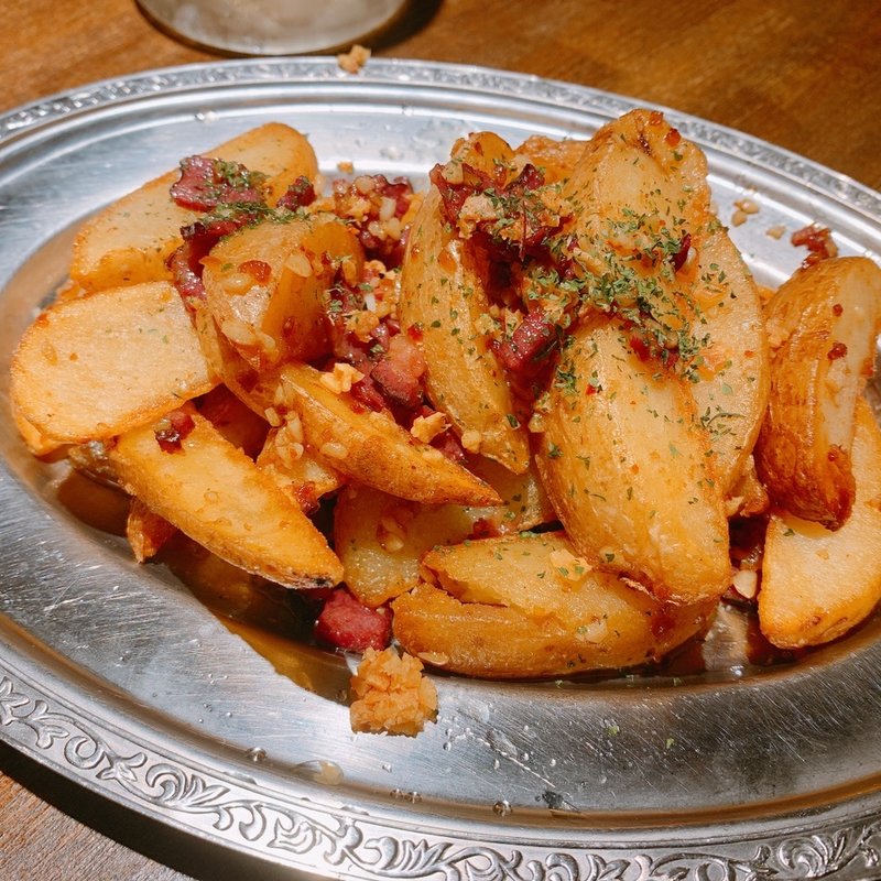 馬ベーコンのアンチョビポテト(馬肉専門大衆酒場　本八幡　馬喰ろう)