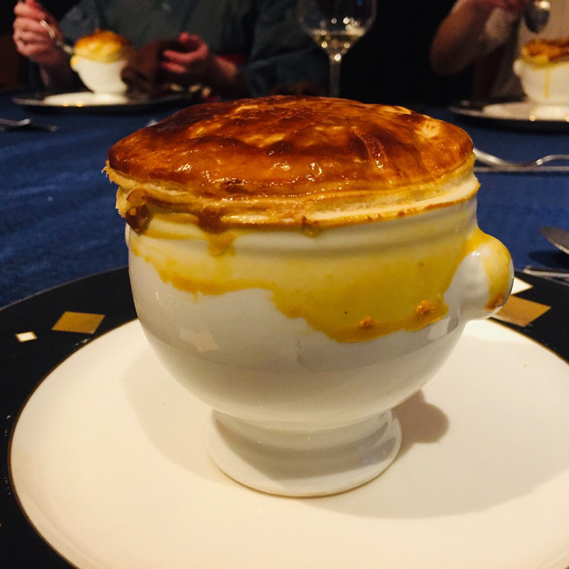 霧島地鶏のコンソメスープ ポールボキューズ風(フランス厨房 旬彩 中央駅店 )