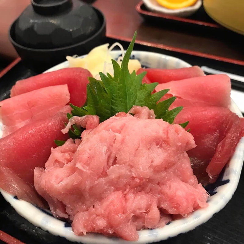 生まぐろ丼(どん辰 （ドンタツ）)