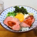 会津地鶏の鶏油卵かけご飯ローストビーフのせ(ラーメン専科 竹末食堂)