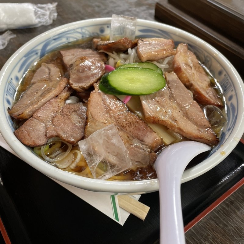冷やしラーメン　豚チャーシュートッピング(栄屋本店)