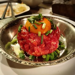 和牛炙りユッケ(魅惑の七輪 らんまん （ミワクノシチリンランマン）)