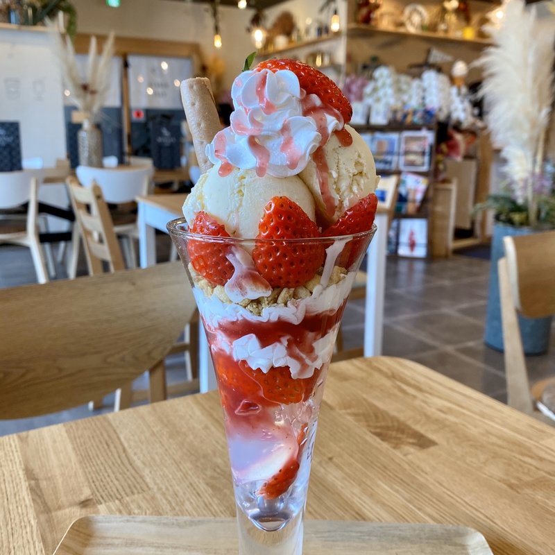 いちごパフェ(ひなたカフェ)