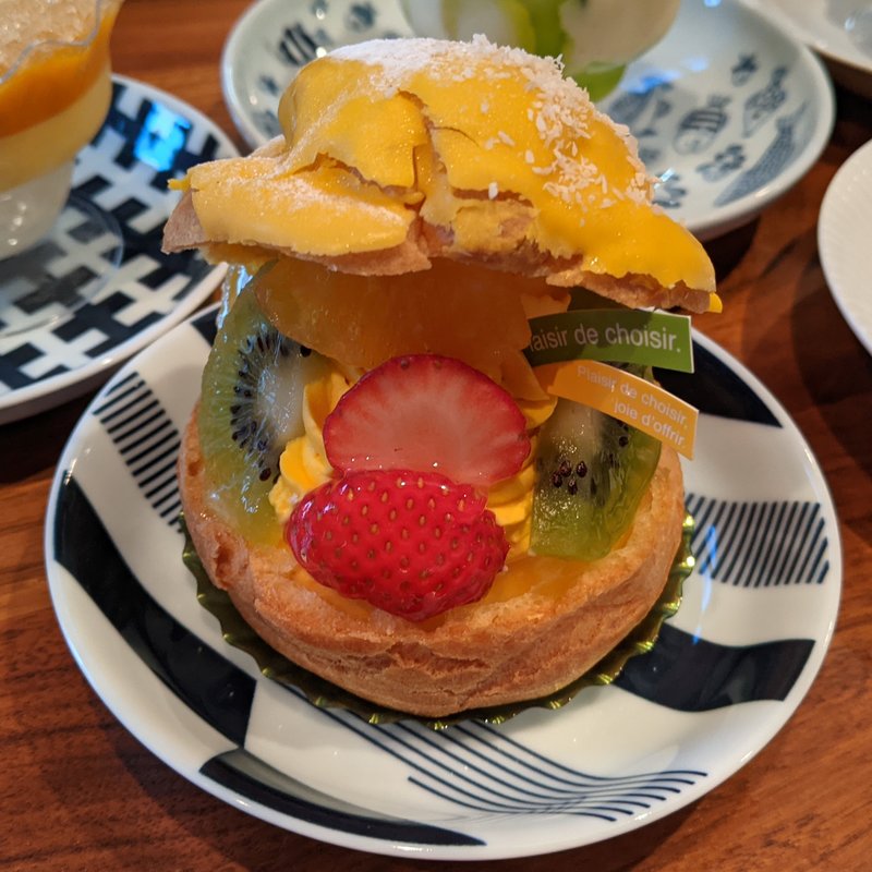 トロピカルシュークリーム(トリアノン洋菓子店 高円寺本店)