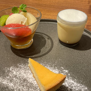 デザートプレートとお飲み物 抹茶ジェラートとわらび餅 プリン チーズケーキ モロゾフ 神戸本店 の口コミ一覧 おいしい一皿が集まるグルメコミュニティサービス Sarah