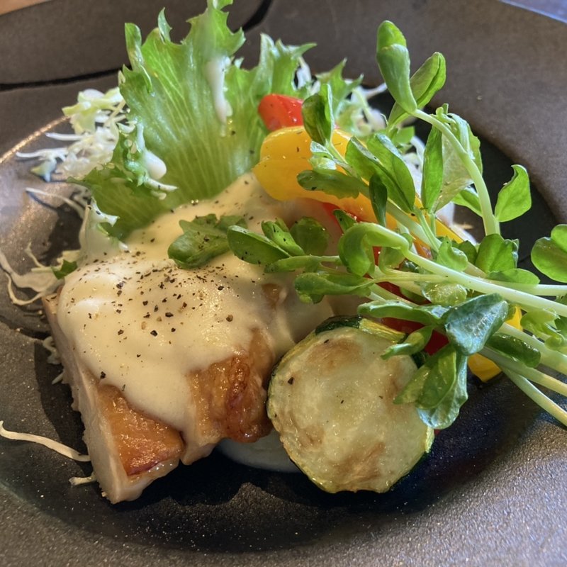 鶏肉のポテトソースかけ(キッチンCafe はる)