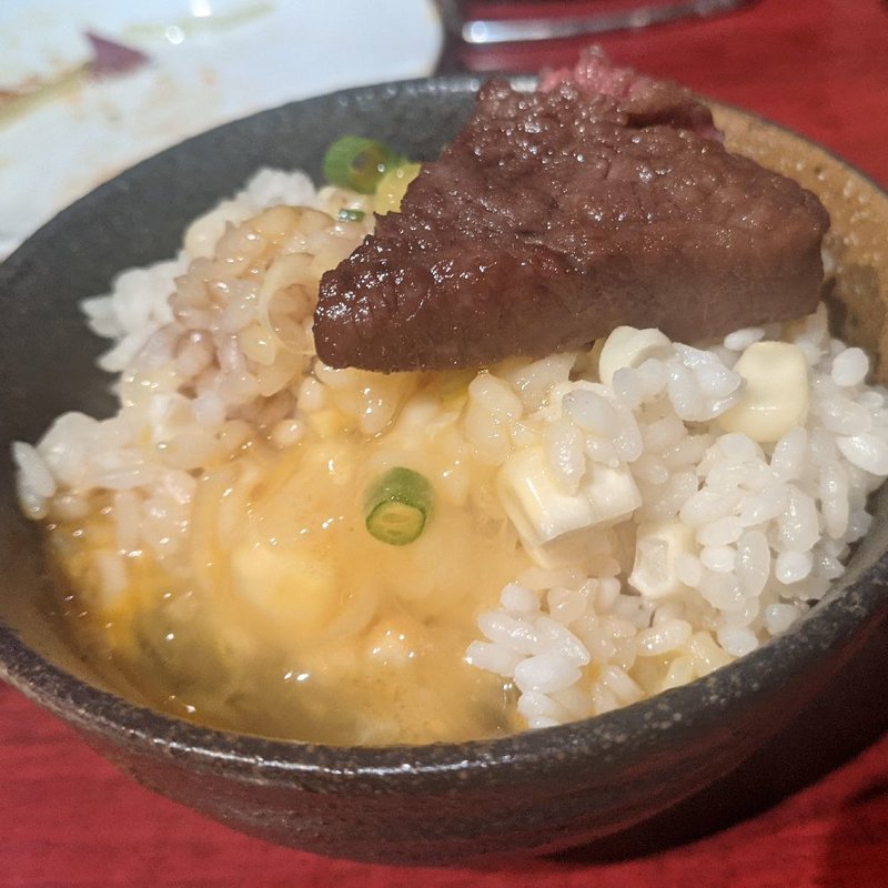残った卵と季節のトウモロコシ炊き込みご飯TKG(にくがとう　人形町店)