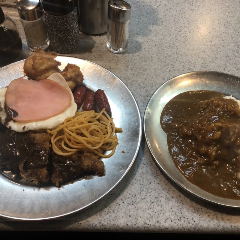 牛カツライス（唐揚げ2個、カレーコロッケ、ウインナー、ハムエッグハーフ、カレーかけ）(グリル Sano惣)