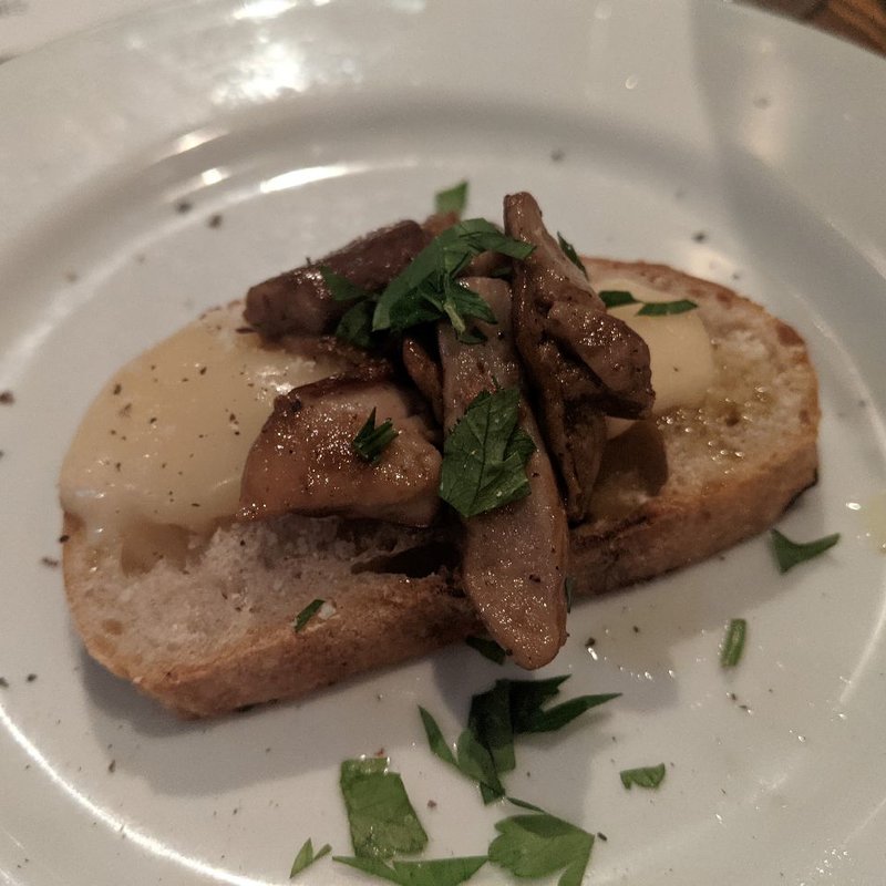 ポルチーニ茸とタレッジォチーズのクロストーネ(オステリア クロチェッタ)