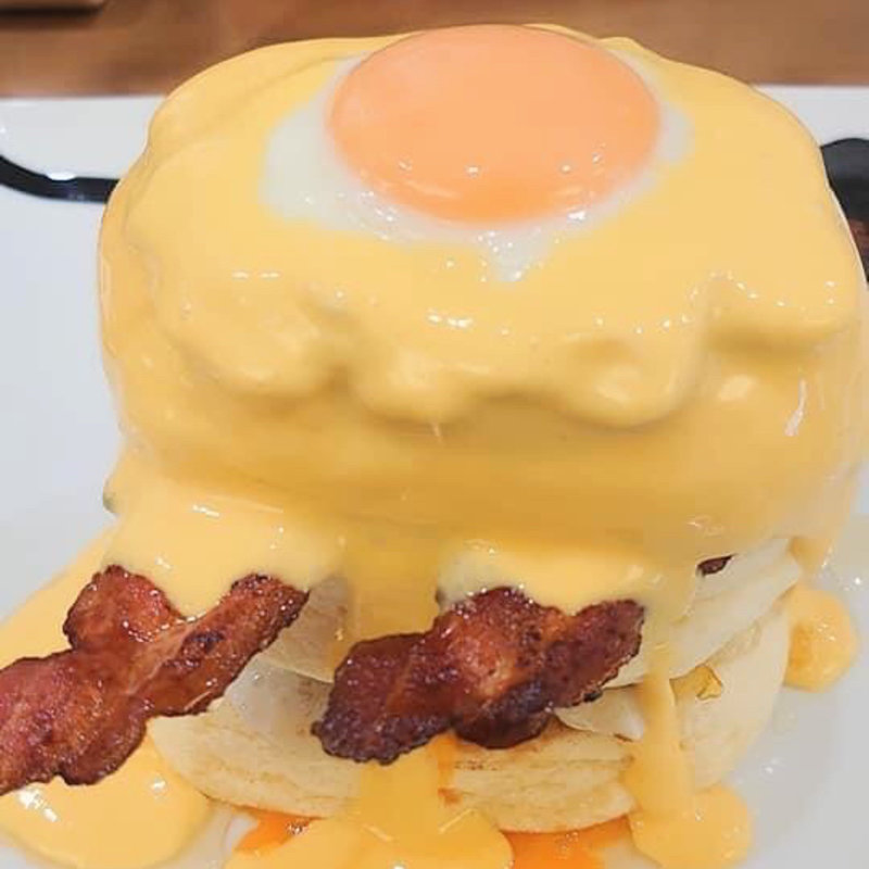 目玉焼きとベーコンのパンケーキ(紅鶴)