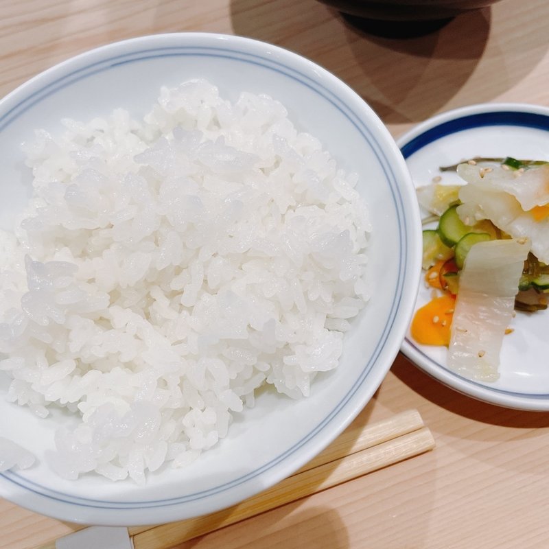 ご飯、漬物(とんかつ すぎ田)