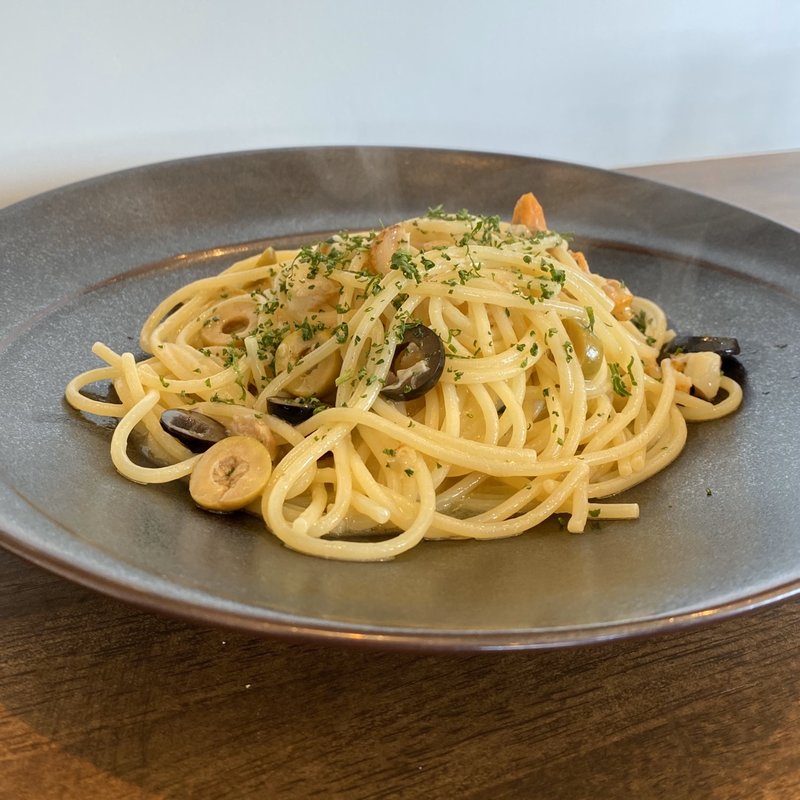 ホタテとオリーブのペペロンチーノ(トラットリア マルイ)