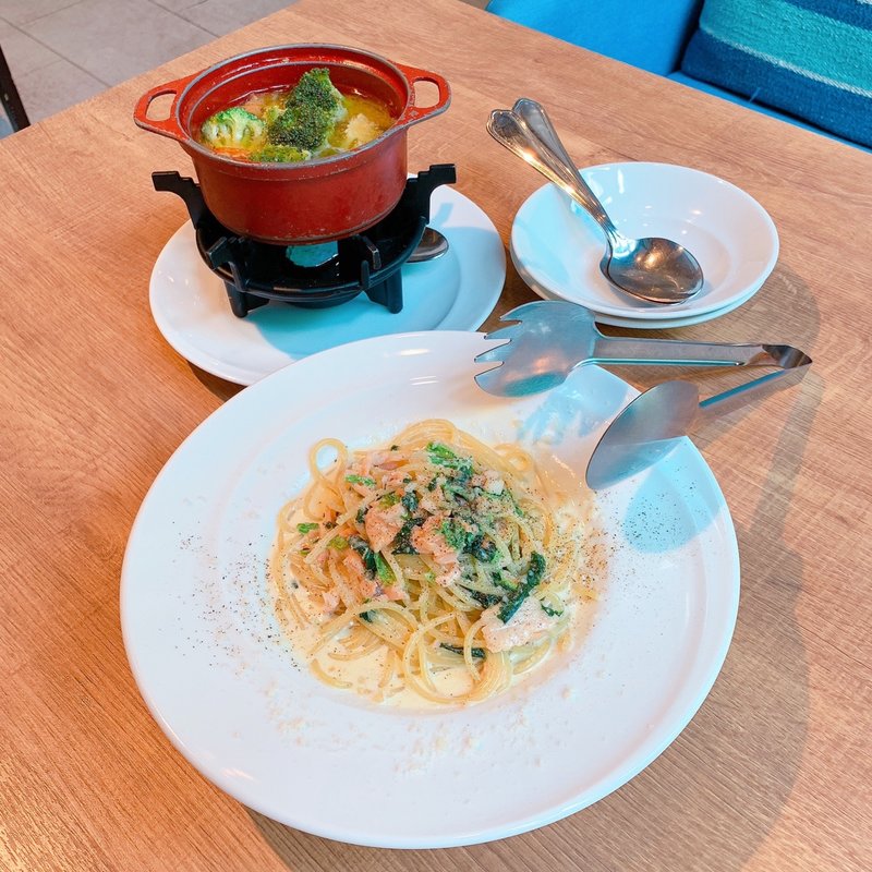 サーモンとほうれん草のクリームソース(Pizzeria & bar Logic Kyobashi)