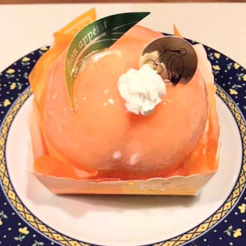 まるごと桃のロールケーキ(PÂTISSERIE Yoshinori Asami)