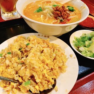 坦々麺と半チャーハン(餃子酒場　大森店)