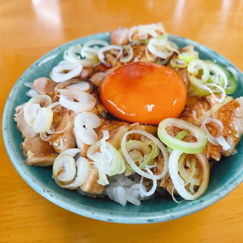 チャーシュー丼黄身のせ(青竹手打ちラーメン麺や大山)