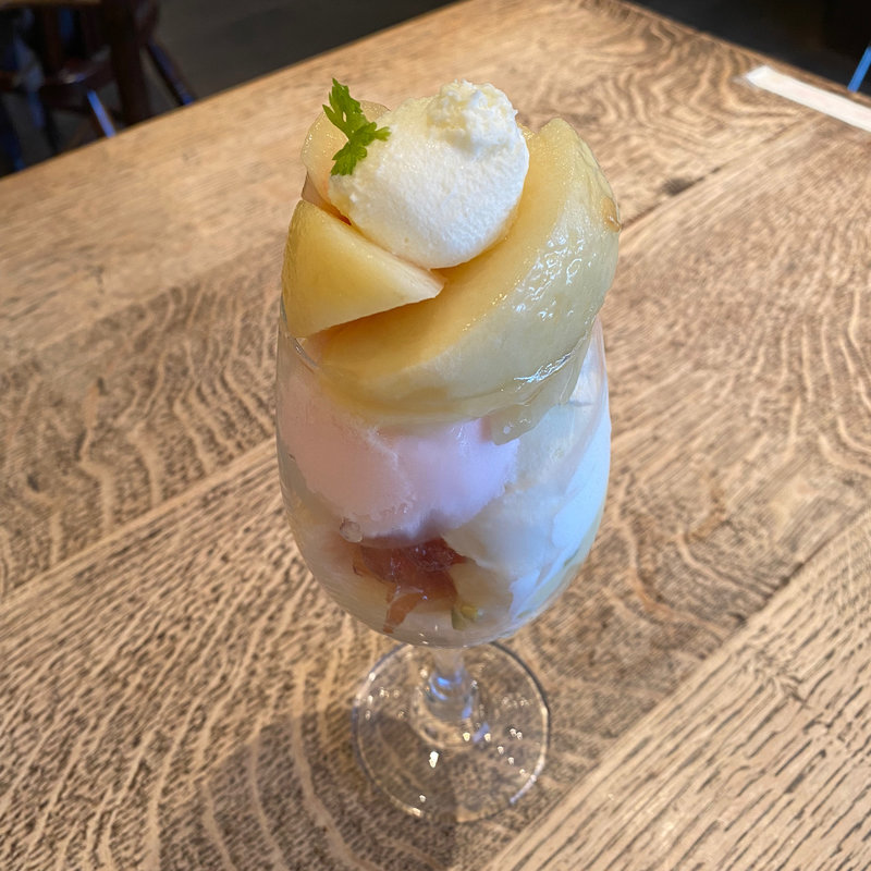 桃とレモンのパフェ(くらしき桃子　倉敷本店)