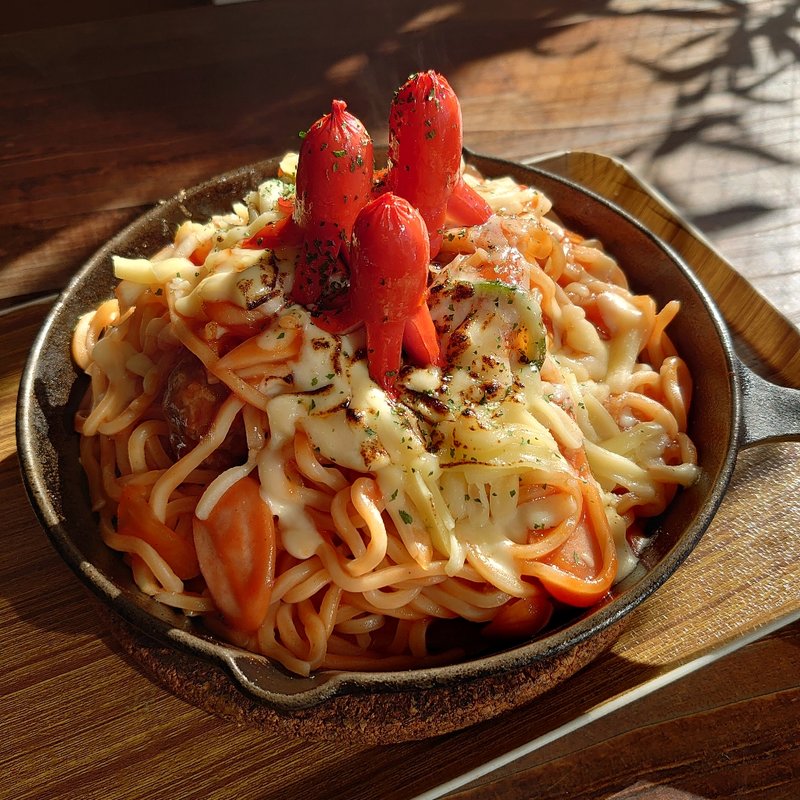 ナポリタン大盛＋ミートボール＋タコさんウインナー＋焦がしチーズ(バンザイ ナポリタン)