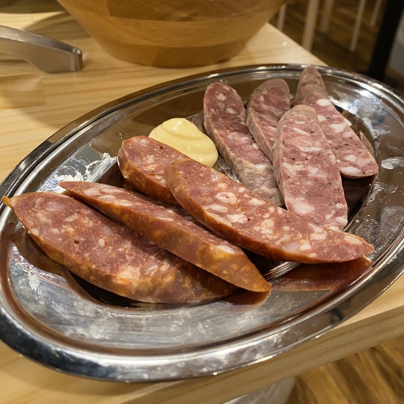 自家製タンウインナー(ハーブ&チョリソー)(大衆ホルモン・やきにく煙力 伏見店)