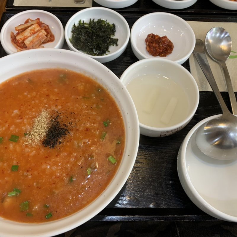 キムチとタコのお粥(ボンジュク&ビビンバcafe 新大久保店)