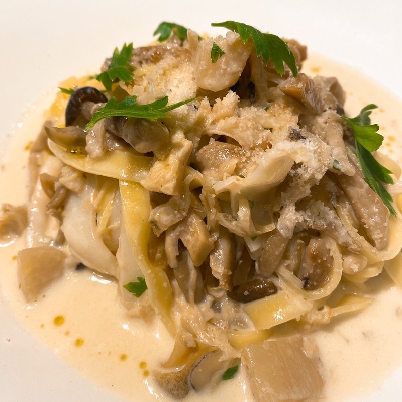 タリアッテレのマーレ・エ・モンテ(魚介とキノコのクリーム)(トラットリア ラッフィナート 大丸梅田店)