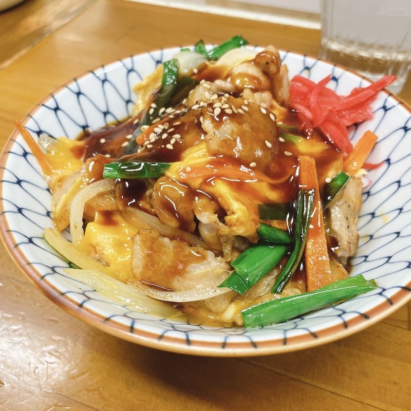 豚ニラ玉丼(ラーメン専科 竹末食堂)