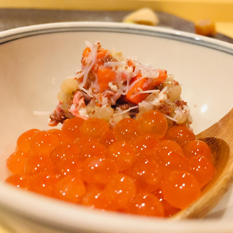 輝くいくらと香箱蟹のほぐした身と内子(鮨一)