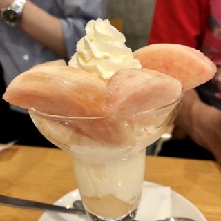 桃のパフェ(フルーツパーラーゴトー )