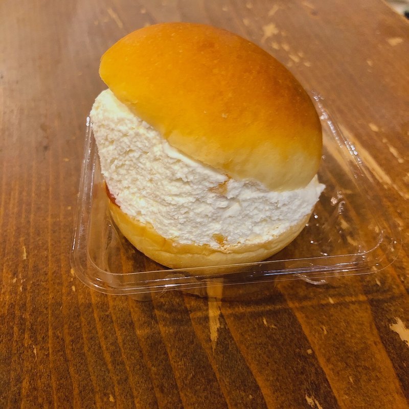 オレンジピール&ベリーソース仕立て マリトッツォ(セブン-イレブン 台東浅草橋3丁目店)