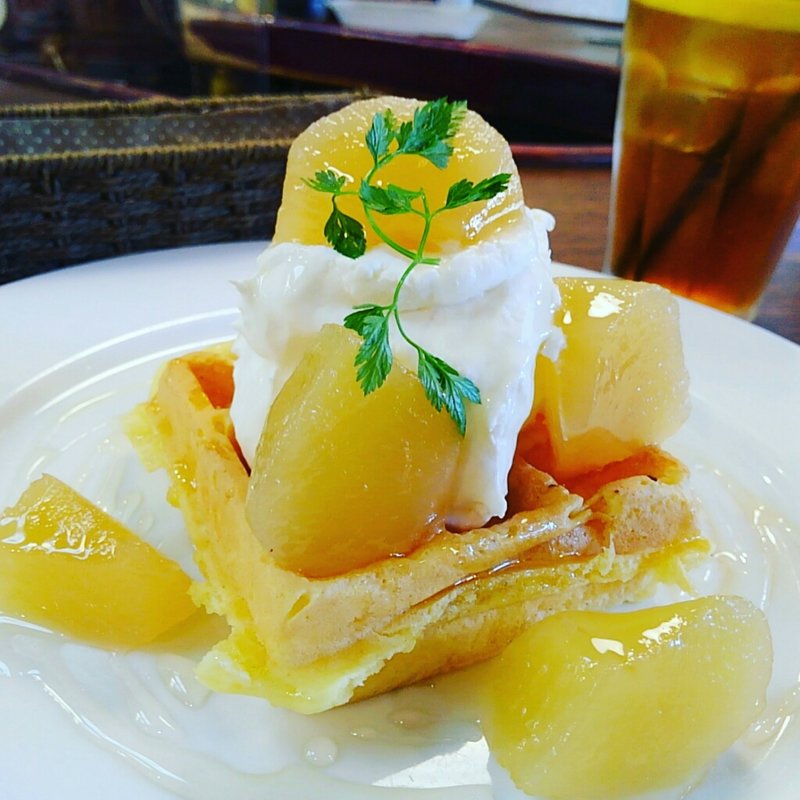 ごろっとリンゴと蜂蜜のワッフルセット(カフェ　ベリー （カフェベリー）)