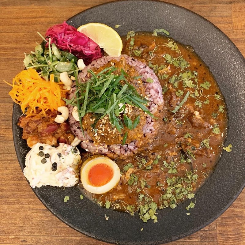 あいがけ(牛すじ・鯖キーマ)+6種盛り(スパイス スペース ウガヤ （SPICE SPACE UGAYA）)