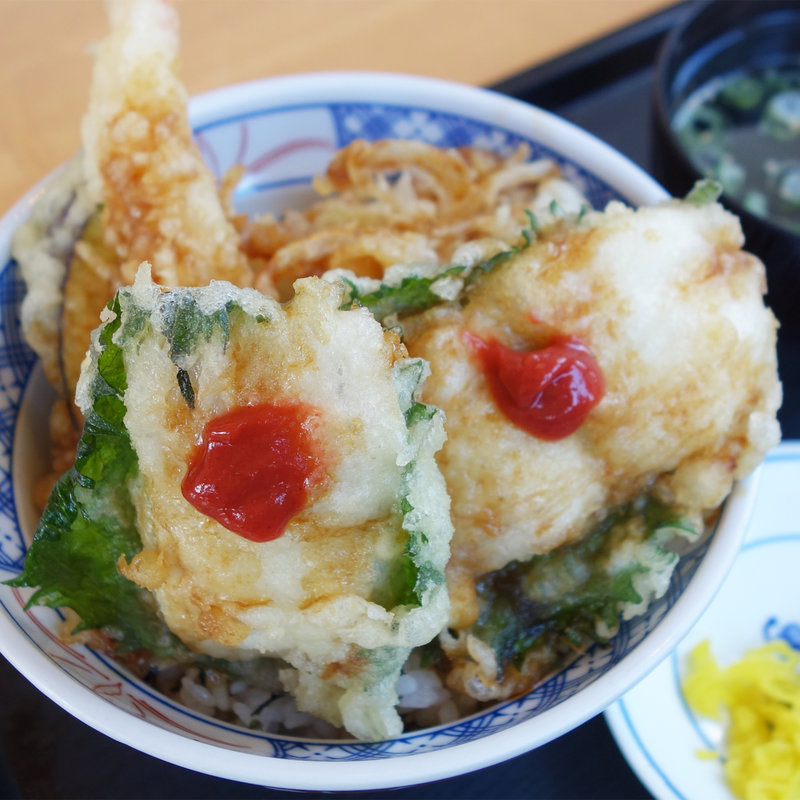 たまには豪華に鱧鱧 海老天の贅沢天丼 ナスと玉ねぎもどーぞ。 略して、『ナカジー贅沢天丼』(ウエストうどん 原店)