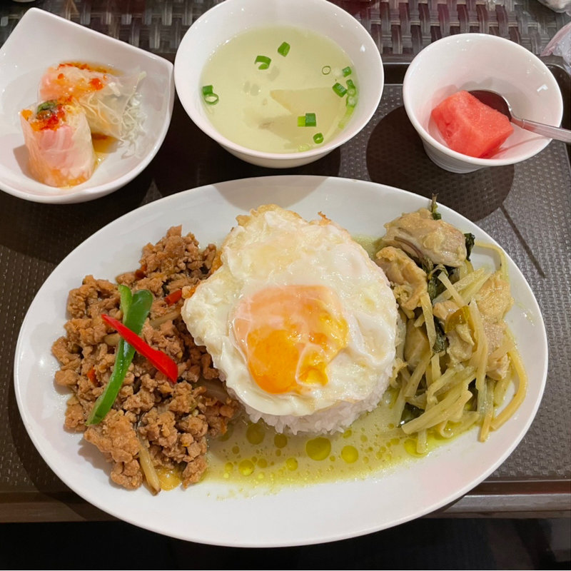 グリーンカレーとバジル炒めごはん　目玉焼き付き(プリックタイ)