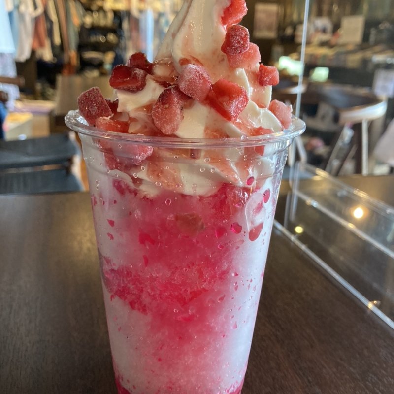 果実がのったストロベリーフラッペ(cafe RST)