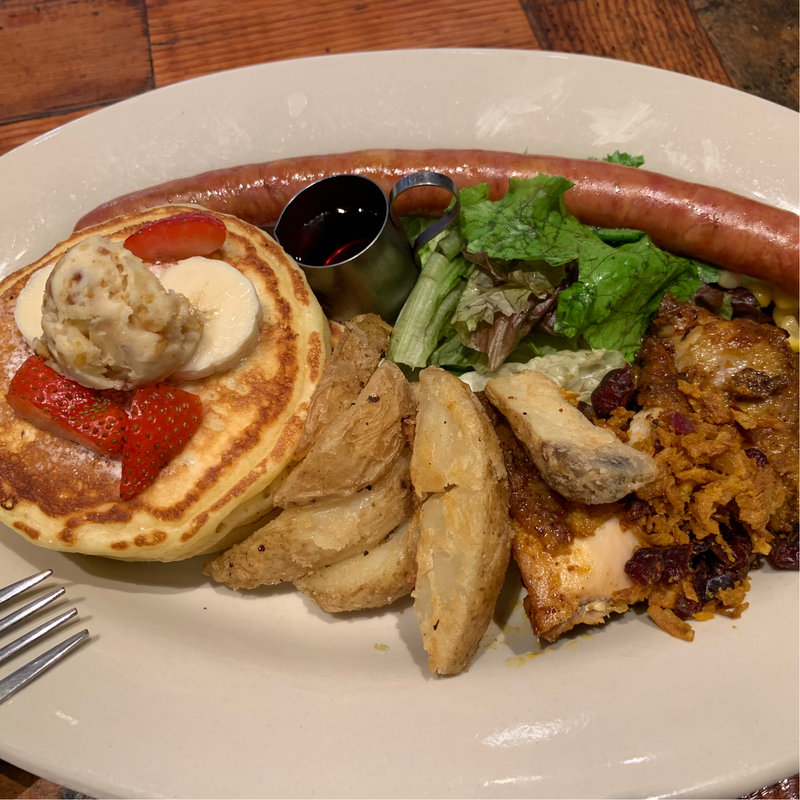 タンドリーチキンとイベリコ豚のソーセージ＆フルーツパンケーキ(J.S. PANCAKE CAFE 中野セントラルパーク店)