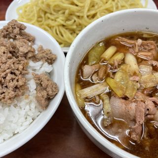 ピリ辛つけ麺とそぼろ丼(まぐろラーメン大門)