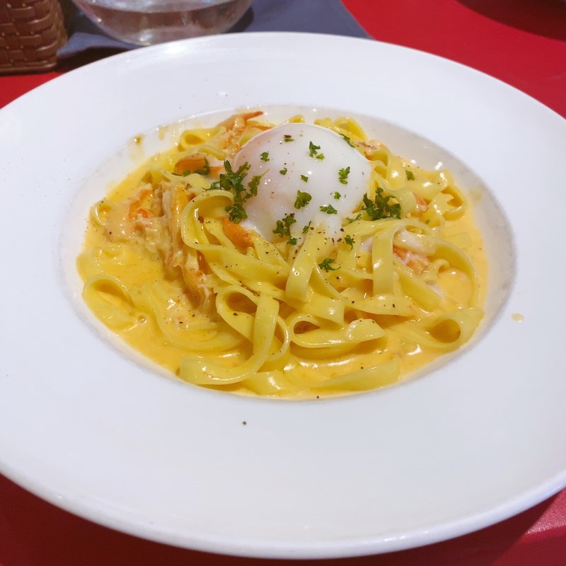 北海道産ズワイガニのトマトクリーム温玉乗せ生麺フィットチーネ(キッチン・キャミー （kitchen cammy）)
