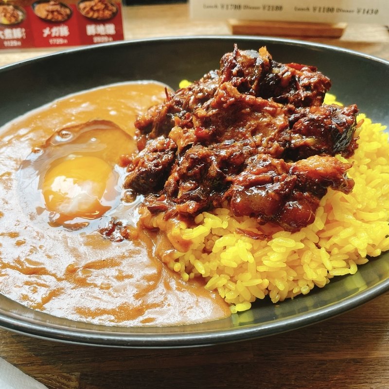 大煮豚カレー、生卵(秋葉原カリガリ)