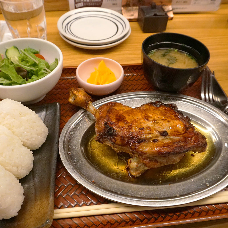 骨付き鶏定食(焼とりの八兵衛 ソラリアプラザ店)