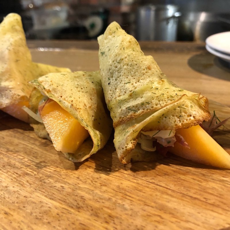 岩手石黒農場ホロホロ鶏レバームースとマントゥバさんメロン、生ハムのフェンネルクレープ(lumielune(ルミエルネ))