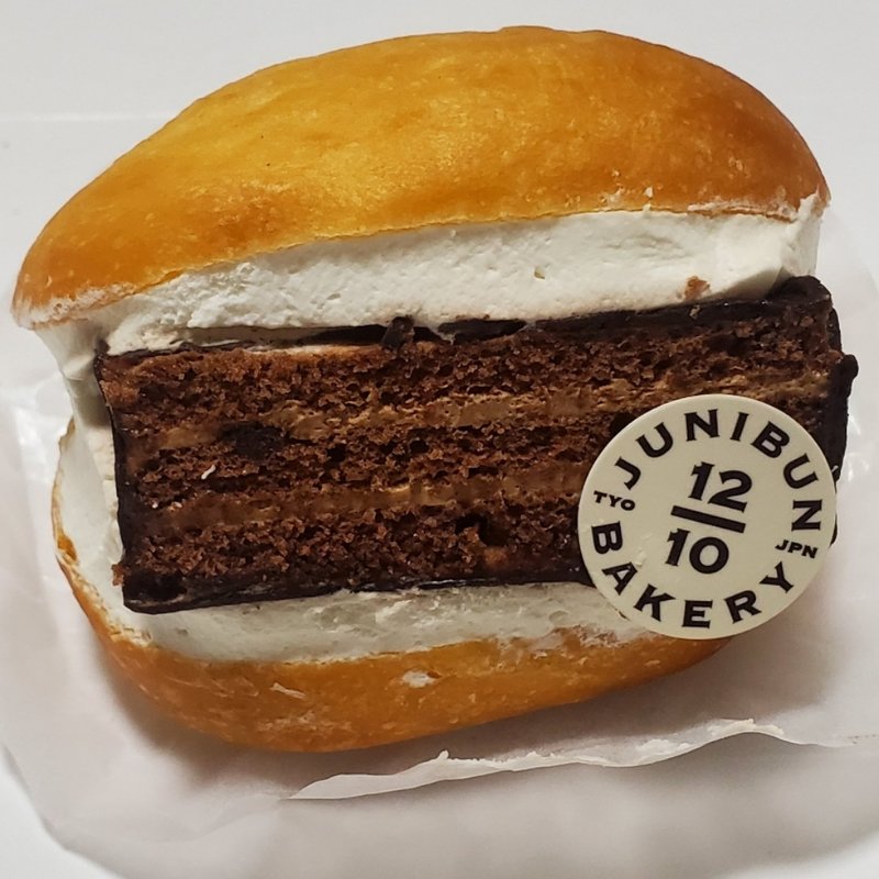 赤レンガマリトッツォ(ジュウニブンベーカリー 新宿京王店)