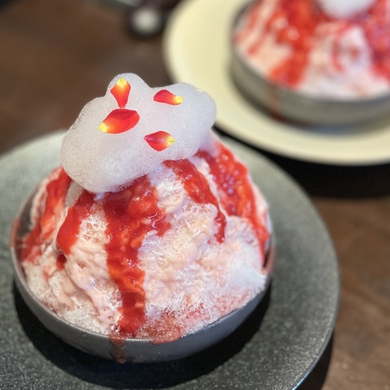 イチゴのかき氷(氷と燻製　えんとつ)