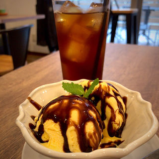 バニラアイスクリーム＋チョコレートソース(カフェグラン (cafe grain))