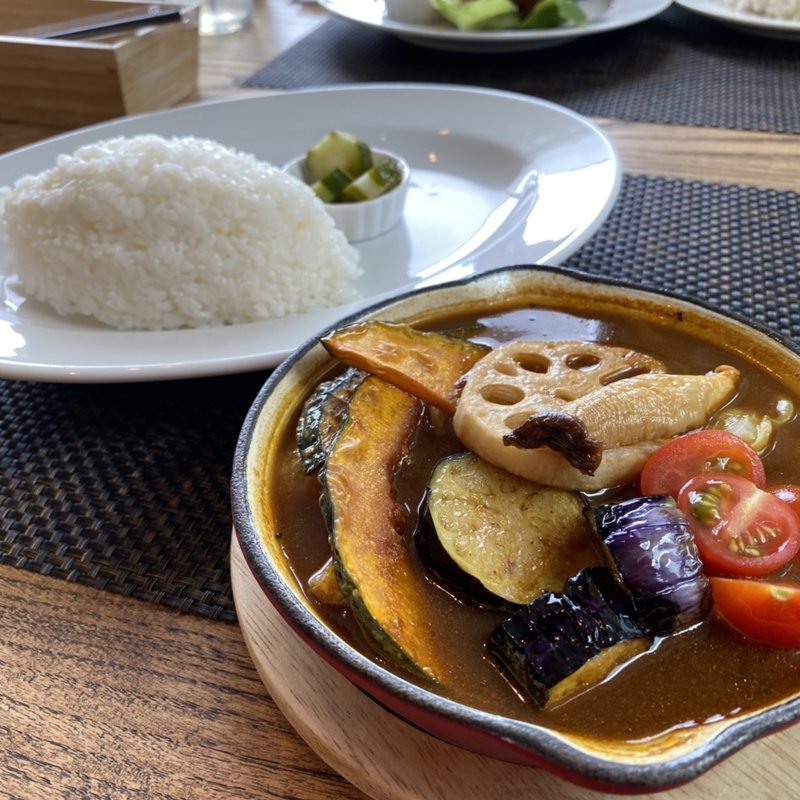 素揚げ野菜の大盛りスープカレー(cafe&curry HYGGE)