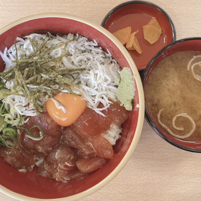 まぐろ漬けと釜揚げしらす丼(岬 丘の上食堂)