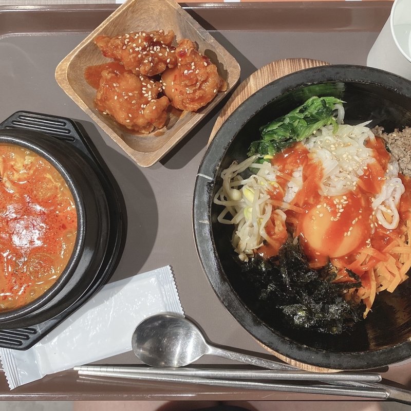 石焼ビビムバ•スンドゥブ、ヤンニョムチキン(韓国料理bibim’ 心斎橋OPA店)