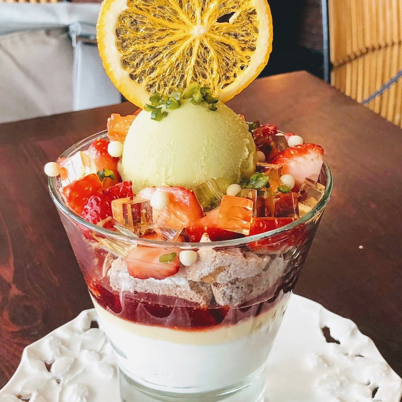 ピスタチオといちごのパフェ(カフェ中野屋)