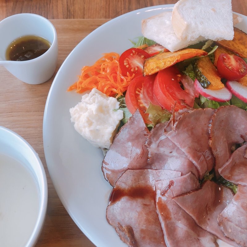 ローストビーフのサラダプレート(肉と葡萄酒 跳牛)